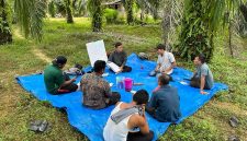 Smallholder farmers take part in a sustainability training session in Subulussalam, Aceh, Indonesia to promote good agricultural practices and responsible palm oil production.
