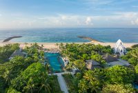 Terletak di pesisir Nusa Dua, The Ritz-Carlton, Bali mewujudkan komitmen terhadap kemewahan yang bertanggung jawab, dengan memadukan pelayanan istimewa dan kepedulian terhadap kelestarian lingkungan serta masyarakat setempat.