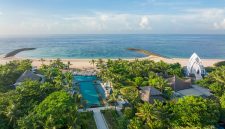 Terletak di pesisir Nusa Dua, The Ritz-Carlton, Bali mewujudkan komitmen terhadap kemewahan yang bertanggung jawab, dengan memadukan pelayanan istimewa dan kepedulian terhadap kelestarian lingkungan serta masyarakat setempat.